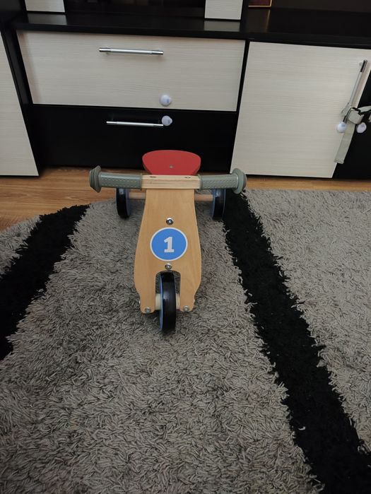 Vând tricicletă lemn