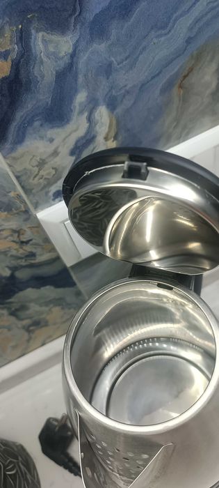 Yeni kullanılmamış kettl metal ve siyah  renkte kaliteli bı ürün