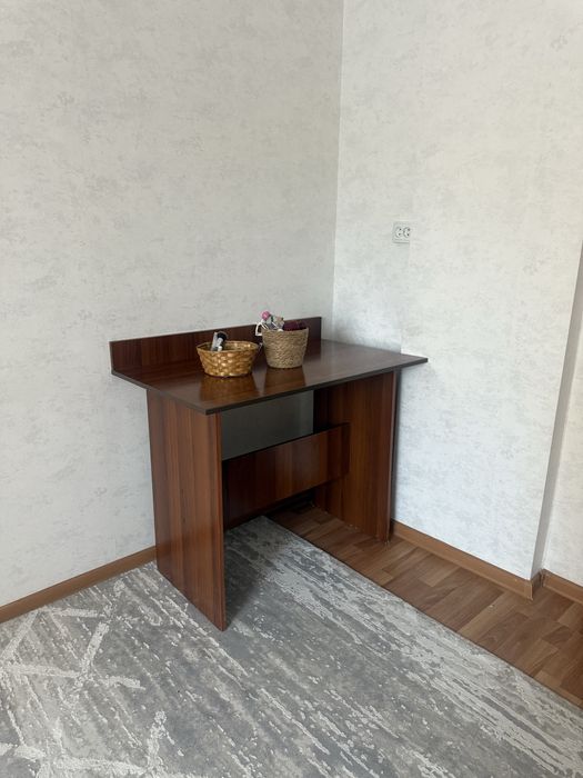 Продается стол в хорошем качестве никаких дефектов