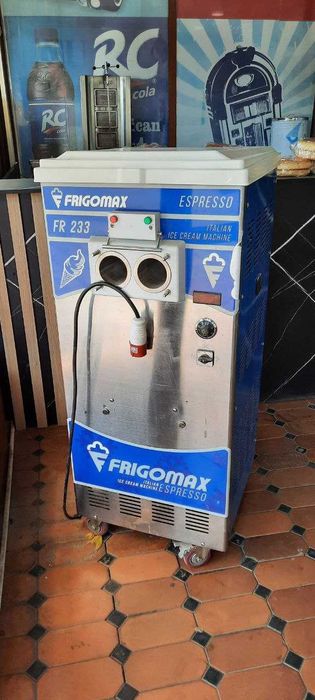 Фризер для мороженного 2500 в хорошем состоянии