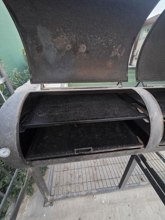 Offset smoker, barbekyu chekuvchi pech