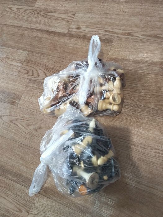 Продам шахматную доску с фигурами