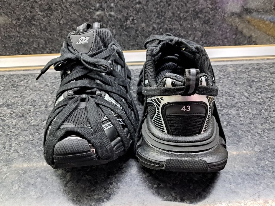 Продавам мъжки чисто нови маратонки  оригинални закупени от Германия.