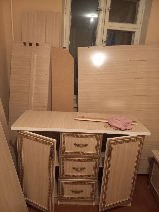 Spalni shkafi tosh oynasi mayda shkafchalari sotiladi