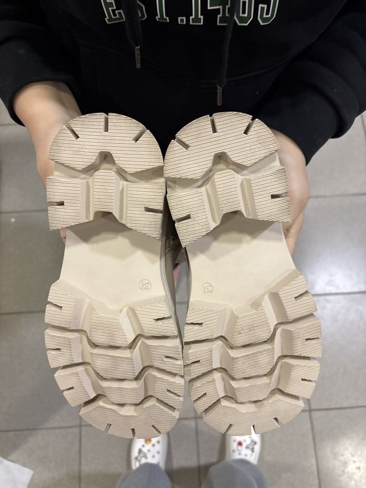 Продам женские ботинки