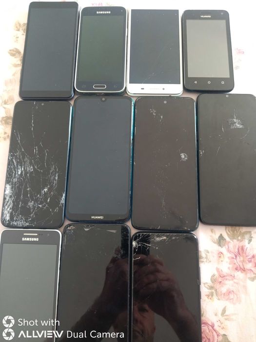 Vând telefoane pentru piese are display-ul bun