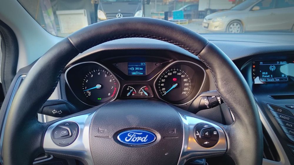 Vand ford focus negru