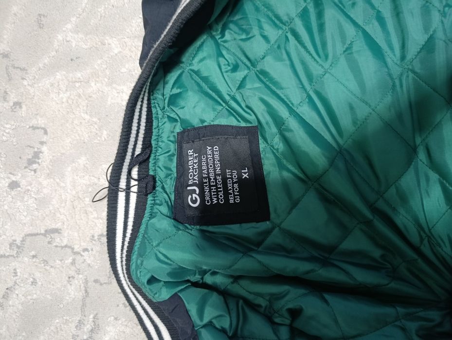 Продам куртку бомбер