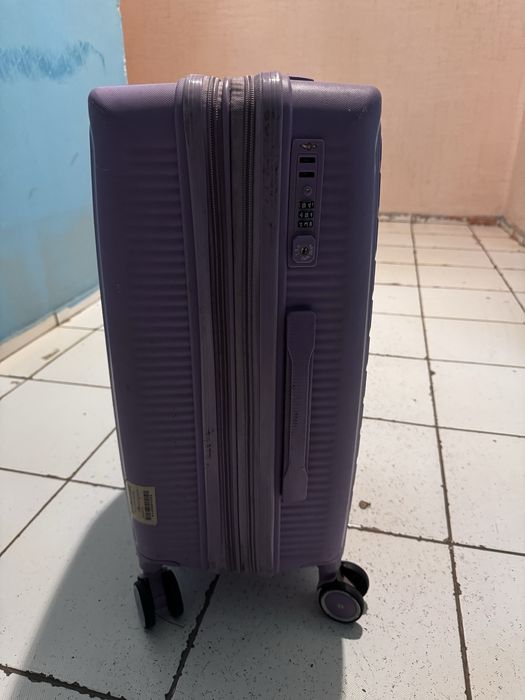 Чемодан фиолетовый среднего размера