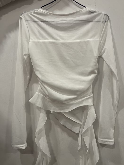 приталенный белый лонгслив