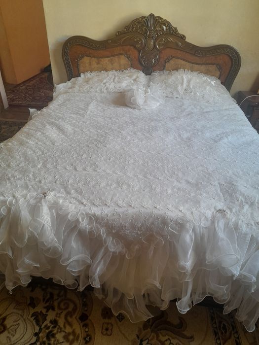 Kelin sarposiga divan uchun pakrival