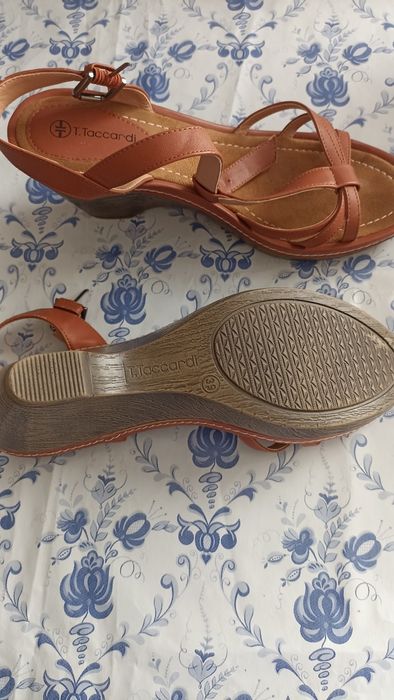 Босоножки кожаные