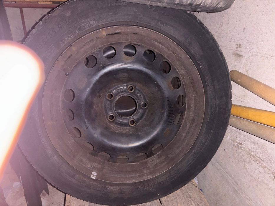 Vand 4 cauciucuri cu janta de tabla