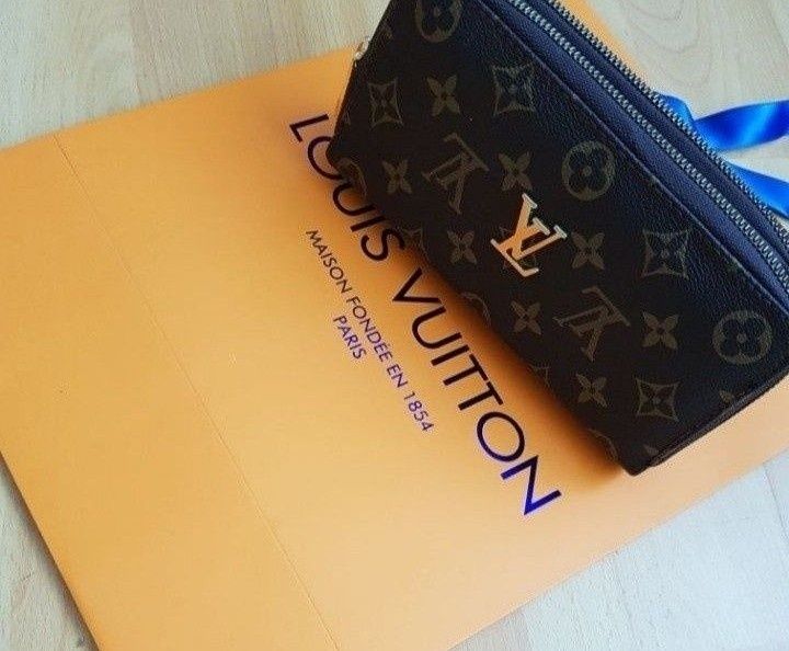 Portofel dublu LV,logo metalic auriu,feronerie metalica inscriptionata