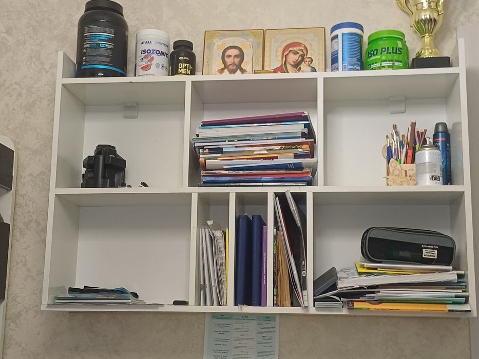 Продаю, комплект: 2 этажную кровать, письменный стол с полками.