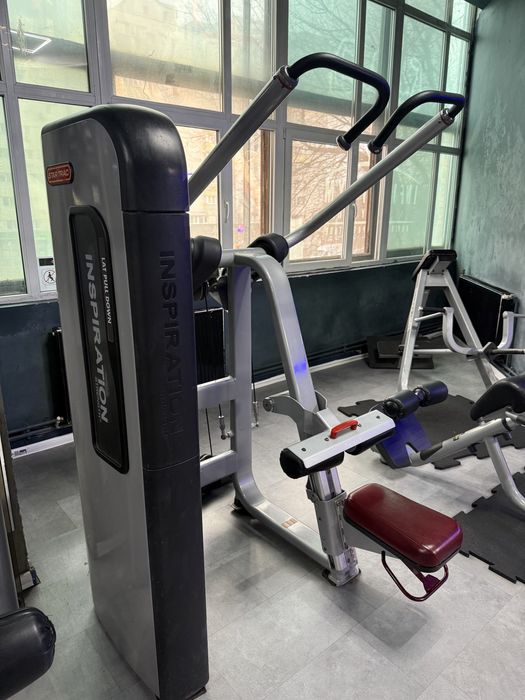 Lat pull down Star Trac Aparate fitness Technogym Matrix Hoist sala
