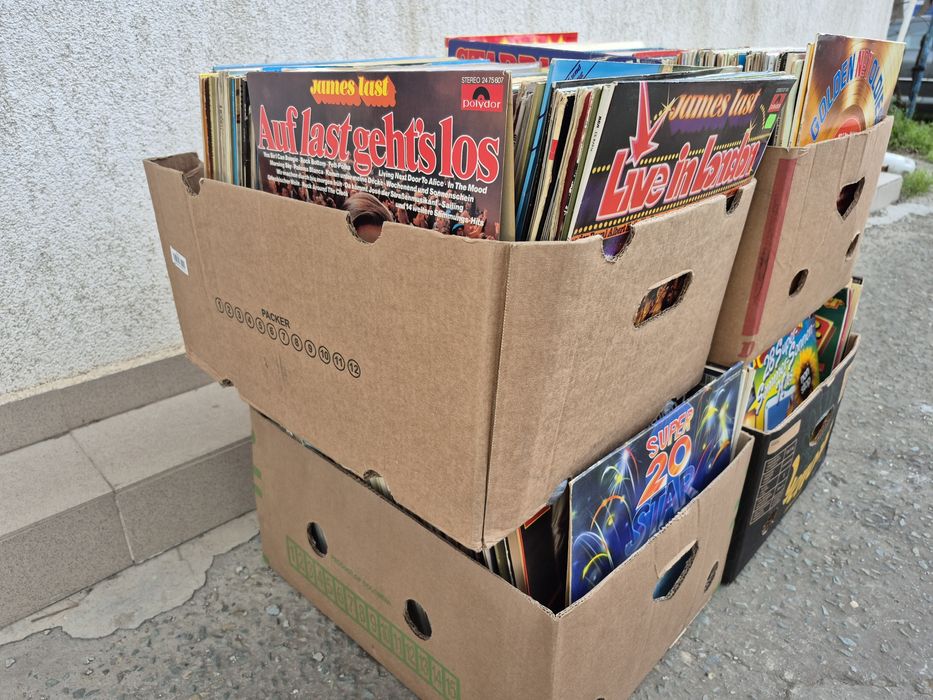 Lot 200LP (bucati) Discuri Vinil colectie muzica usoara mixta

- Tot