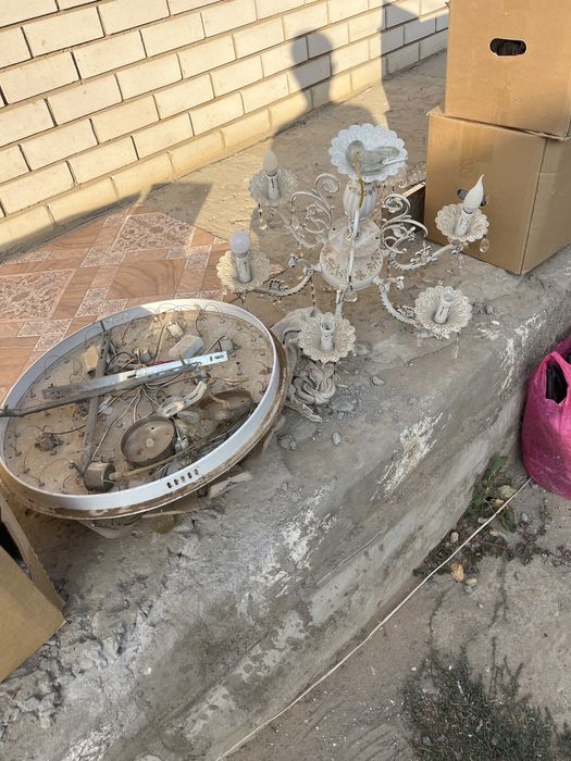 Екі люстра және айна сатамын