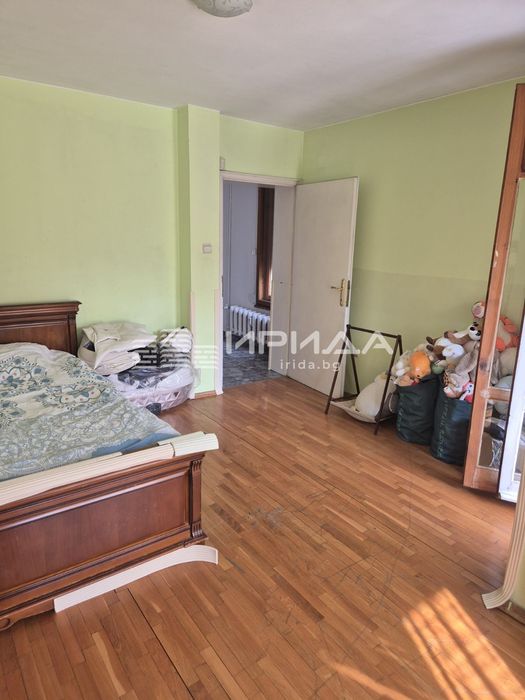 Просторен тристаен апартамент в идеален център