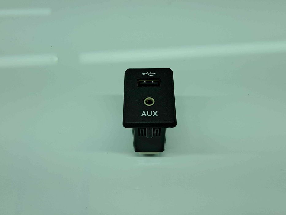 Conector auxiliar USB Nissan X-Trail (T32) [Fabr 2013-prezent] 795405