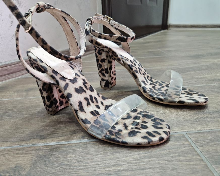 Дамски обувки с висок ток