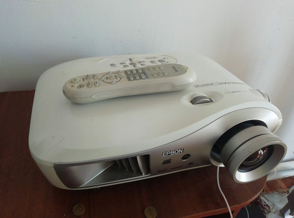 Продается кино проектор Epson EMP-TW700