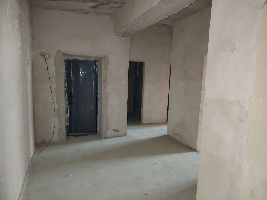 3 хонали квартира сотилади. Яшаш майдони 102м²..