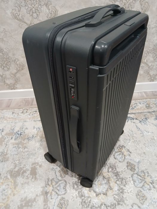 Чемодан  среднего размера,серый цвет.