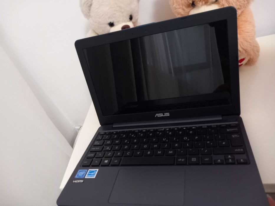 Laptop Asus E203N, 64 GB utilizat de cateva ori, practic este ca si nou.