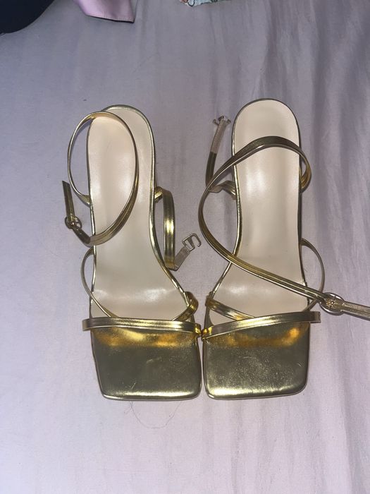 vand pantofi aurii