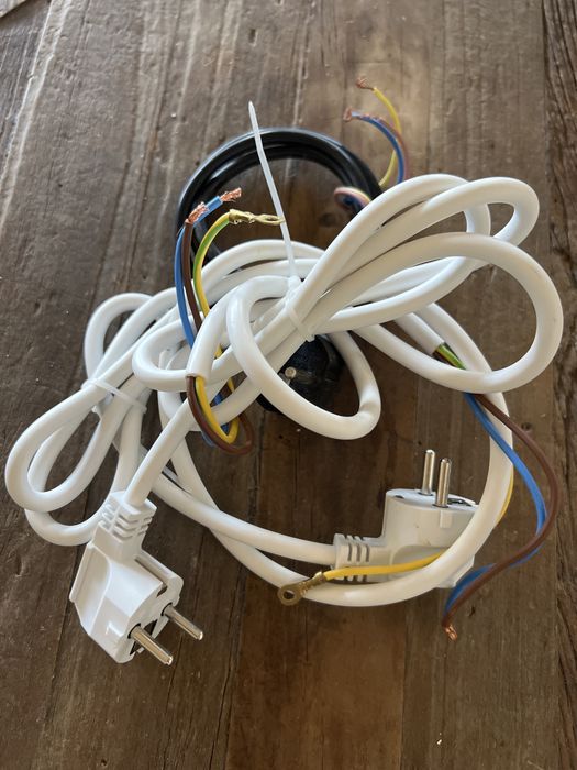 Кабел с щепсел със заземяване, 1.5 м, бял