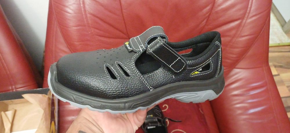 Pantofi(sandale)cu bombeu!Noi!