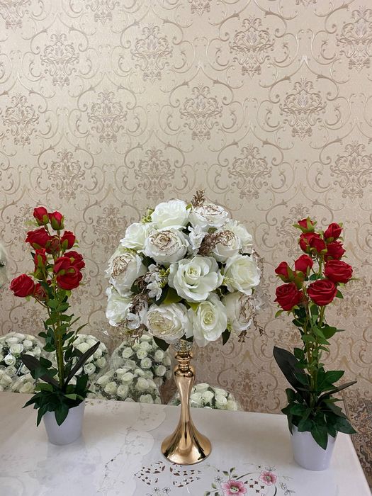 Suniy gullar shohona stol uchun