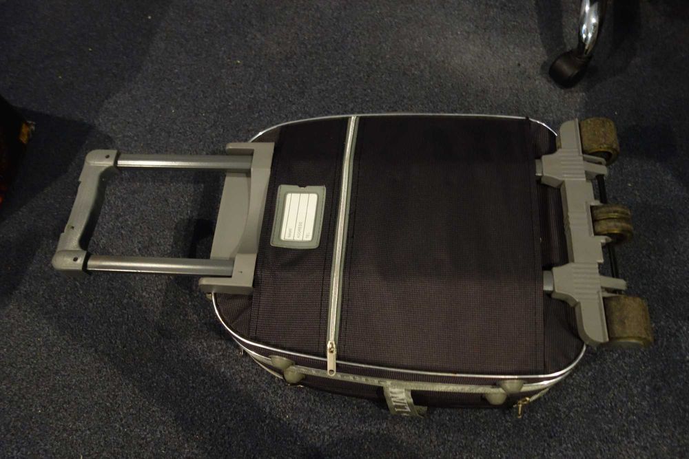 Продавам куфър за ръчен багаж.