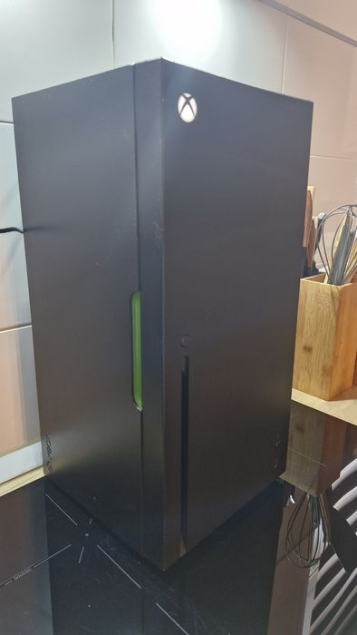 Mini frigider Xbox Series X – 10L – Functional