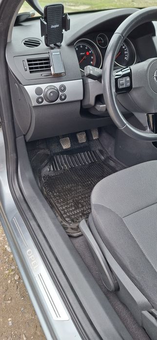 Proprietar vând Opel Astra H, 2010, 1,6 benzina, sedan