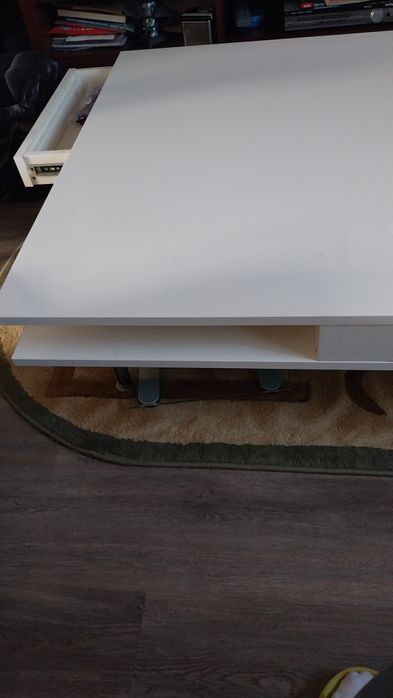 Masa living culoare alba sertare .95 /95 ,înălțime 31