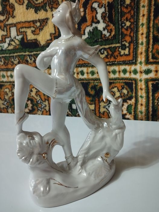 Фарфоровая статуэтка. Тематика: балет