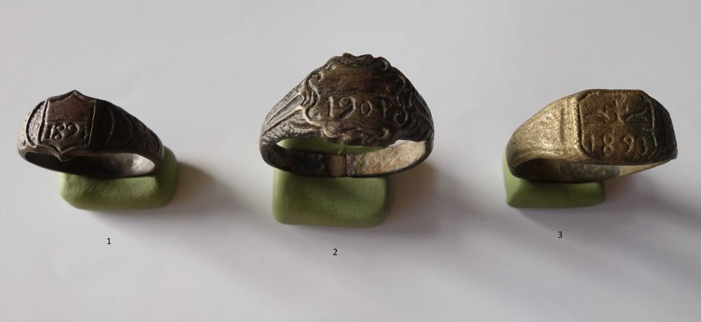 Три стари мъжки пръстени