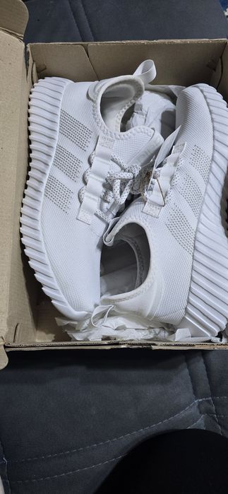 Кроссовки  белые от Адидас.