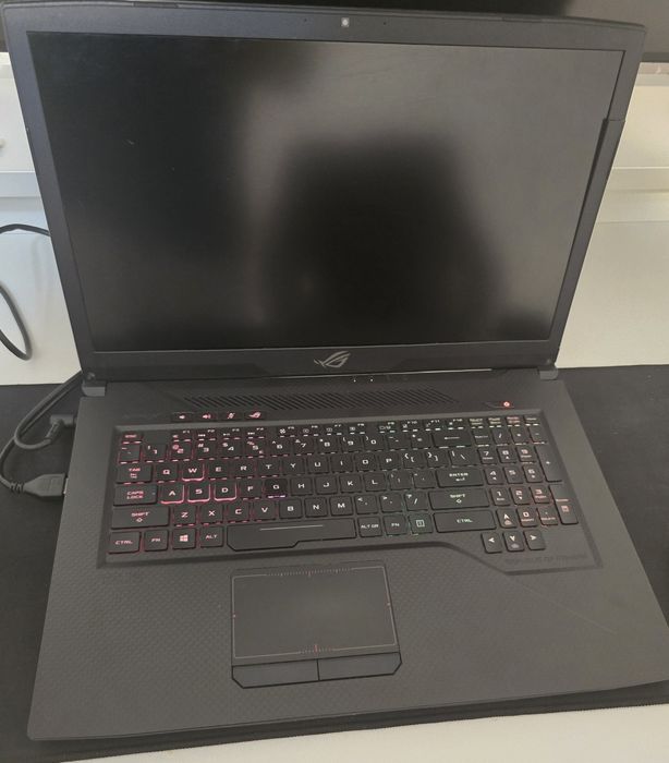 Vand/Schimb ASUS ROG Strix GL703GM – display defect, fără baterie