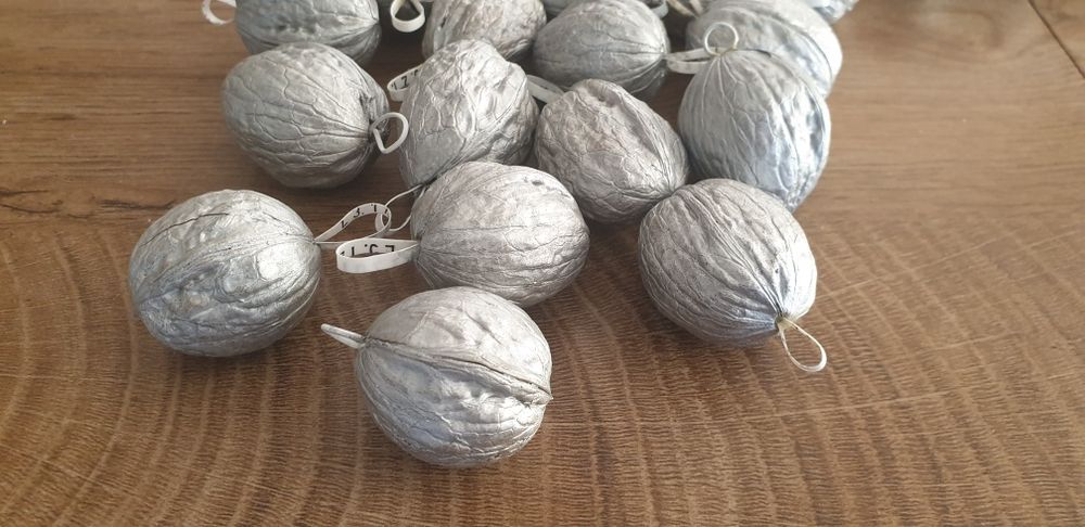 Коледна украса - сребърни орехчета