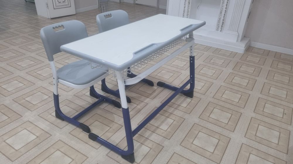 Парта школьная почти новая
