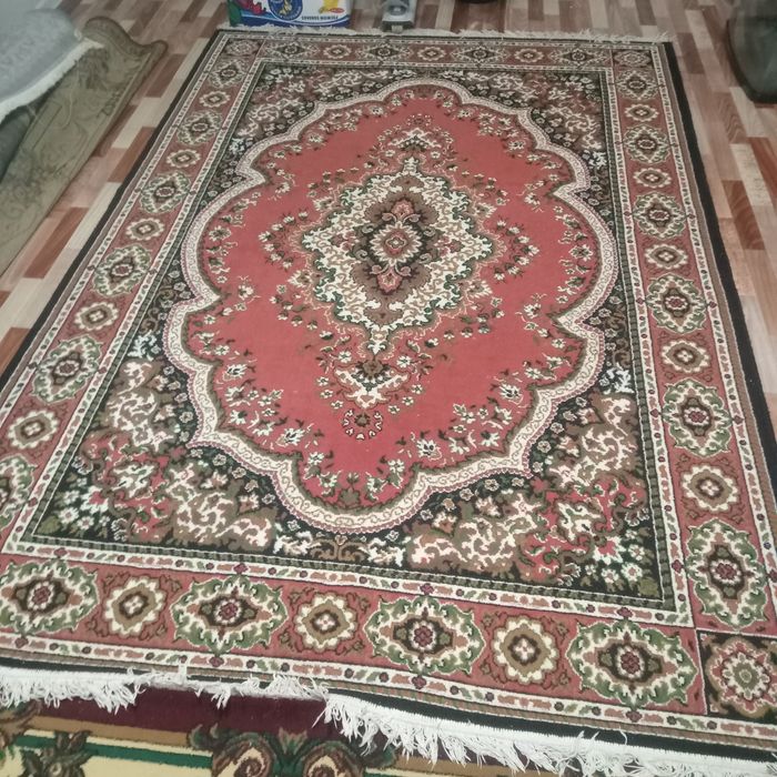 Ковёр, кілем сатылады.