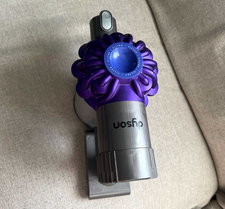 Aspirator Dyson V6 SV03 portabil, functional, baterie buna, fara kit