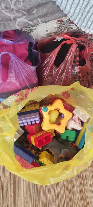 Отдам игрушки и вещи на девочку