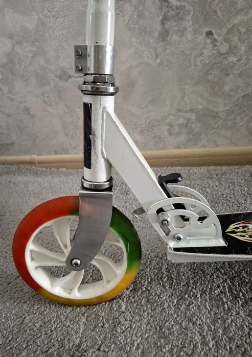 Продаётся самокат,металлический колёса каучук до 80кг выдерживает.