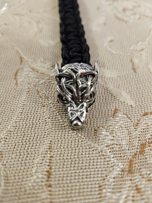 Дълга гривна с вълча глава