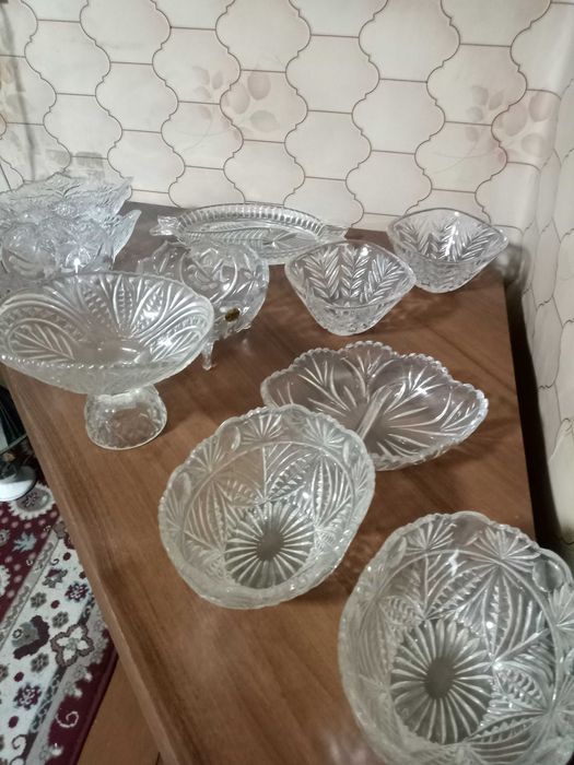 Хрустальные салатницы, вазочки и тд.