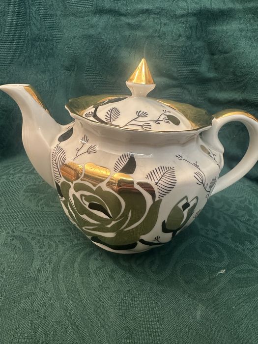 Руски Чайник и каничка/латиера  и захарница  “Вербилки” Златна роза
